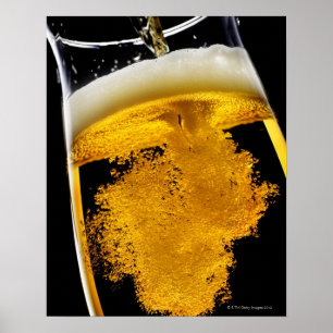 Poster Cerveja derramado no vidro, tiro do estúdio