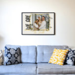 Poster Chic Monogrammed Modern Somos uma família Foto<br><div class="desc">Estou tão entusiasmado por vos dar o poder mágico de personalizar este poster minimalista na moda com a vossa própria fotografia de família e o vosso nome de família, mas também a vossa mais bela data de memória dentro quadro ouro com estilo moderno minimalista! Este produto de um tipo será...</div>