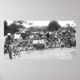 Poster Ciclistas Não Podem Esperar Na Travessia De Estrad