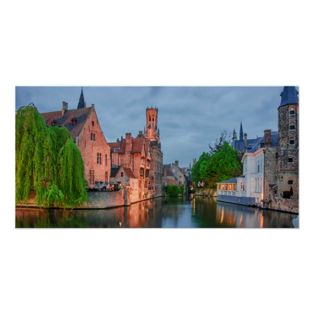 Pôster Cidade antiga e torre de Belfry à noite em Bruges (Frente)