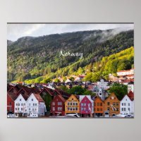 Cidade norueguesa com montanhas ao fundo