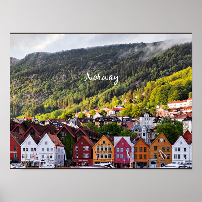Poster Cidade norueguesa com montanhas ao fundo (Frente)