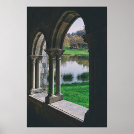 Poster claustro gótico medieval do século XIII junto a um