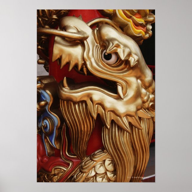 Poster Close up of gold dragon on temple pillar (Frente)