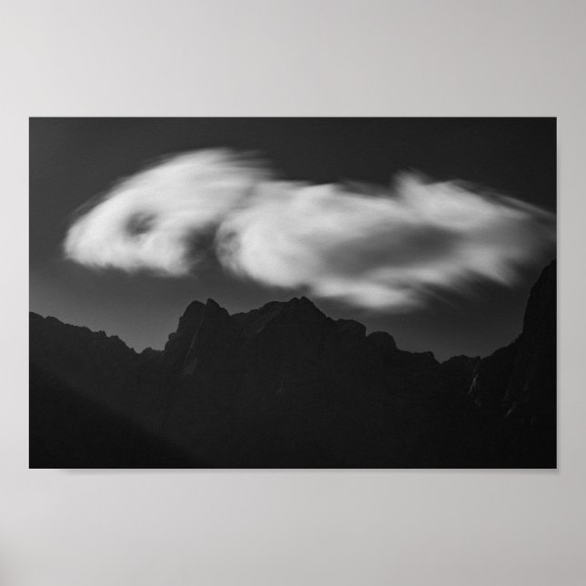 Poster Clouds above mountain silhouette (Frente)