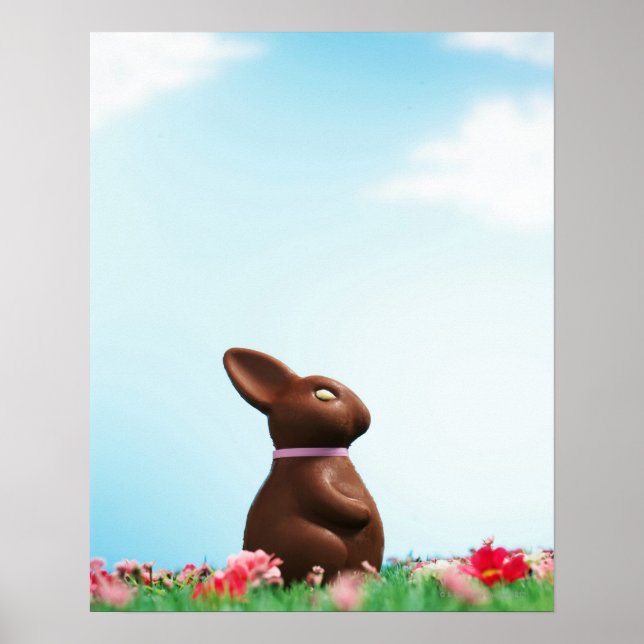 Poster coelho de Páscoa de chocolate entre flores na gram (Frente)