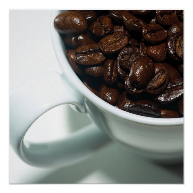 Pôster Coffee Beans in White Cup Close-Up (Frente)