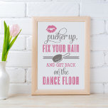 Poster Coloque rosa e conserte o banheiro das suas damas<br><div class="desc">"Pucker Up,  conserte seu cabelo e volte para o chão da dança",  estilo vintage,  poster de casamento para exibir no banheiro feminino. Impressão de pau e sotaques de pincel. Esquema de cor rosa-claro e de cinza-de-pera em fundo branco.</div>