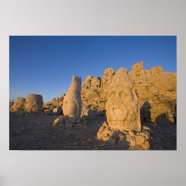 Pôster Colossal head statues of Gods guarding the 2 (Frente)