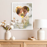 Poster Coração de Rosa Branca Sonhador Foto Casamento Rec<br><div class="desc">Celebre uma união linda com este pôster de casamento romântico apresentando uma foto suave e desbotada de rosa branca por Destei. Um modelo de foto em forma de coração permite que você exiba a foto favorita do casal com nomes personalizáveis e data de casamento abaixo. Este design elegante torna um...</div>