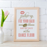 Poster Coral Pucker para cima e conserte o banheiro das s<br><div class="desc">"Pucker Up,  conserte seu cabelo e volte para o chão da dança",  estilo vintage,  poster de casamento para exibir no banheiro feminino. Impressão de pau e sotaques de pincel. Esquema de cor rosa-coral e antigo de cor dourada sobre fundo branco.</div>