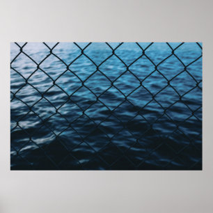 Poster Corpo de água em frente à cerca de elos de corre
