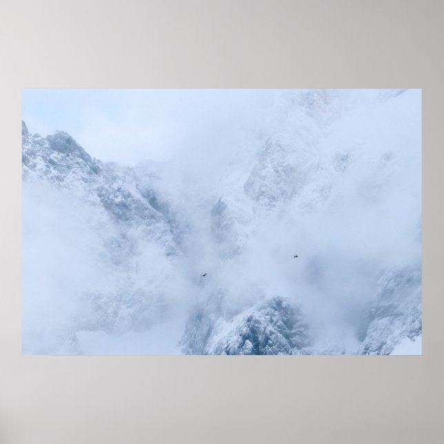 Poster Corvos, montanhas nevadas e nuvens (Frente)