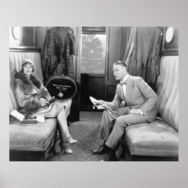 Poster Couple sitting together in a compartment of a trai (Frente)