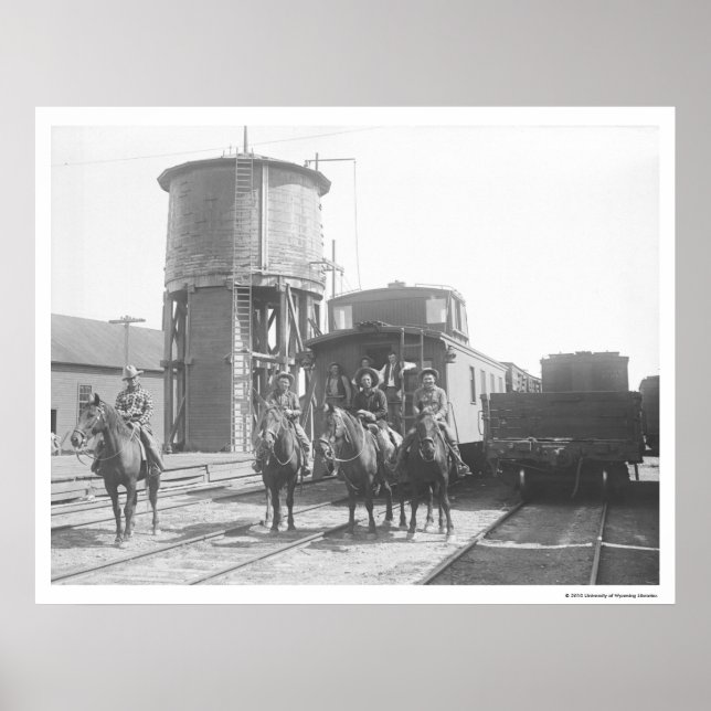 Poster Cowboys em cavalos posando em frente a um trem (Frente)
