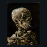Pôster Crânio com cigarro queimado Vincent van Gogh Art<br><div class="desc">Vincent van Gogh (neerlandês, 1853-1890) Skull of a Skeleton with Burning Cigarette, 1885-86, Oil on canvas Unframed: 32 cm × 24, 5 cm (13 pol. × 9, 6 pol.) Trabalhos preparatórios de Vincent van Gogh. Essa pequena pintura faz parte da coleção permanente do Museu Van Gogh, em Amsterdã. Foi pintado...</div>
