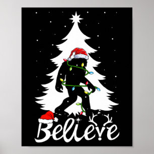 Poster Crente do Pé-Grande Carregando Árvore de Natal Sas