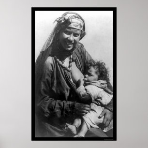 Poster Criança de alimentação da mãe em Egipto 1910