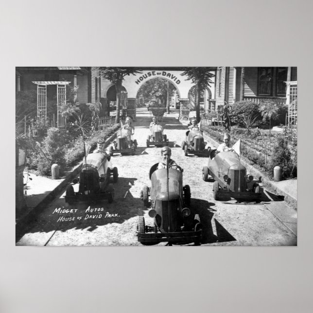 Pôster Crianças correndo em carros miniatura (Frente)