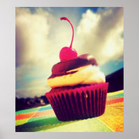 Cupcake Colorido com Cereja no Topo