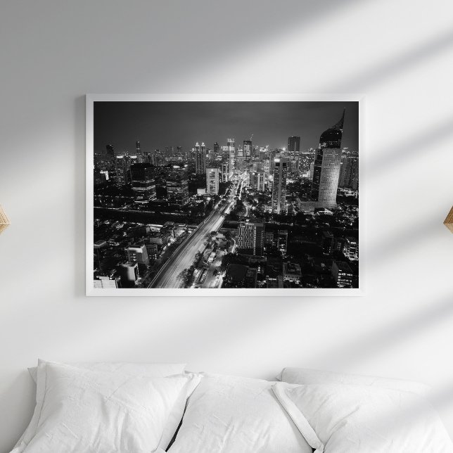 Poster da Noite de Skyline City na Cidade Branca e (Black and White Aerial City Skyline Night Poster in a white boho bedroom with pillows.)