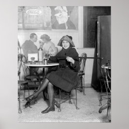 Poster Dama com um Frasco Escondido, 1922. Foto Antiga