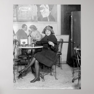 Poster Dama com um Frasco Escondido, 1922. Foto Antiga
