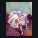Pôster Dançarino sentado por Edgar Degas, Arte Balé de Vi<br><div class="desc">Dançarino sentado (c. 1881-1883) por Edgar Degas é um retrato de arte impressionista vintage que apresenta uma curvatura de bailarina. Sobre o artista: Edgar Degas (1834-1917) é considerado um dos fundadores do Impressionismo, embora preferisse o realismo e ser chamado de realista. Degas se identifica especialmente com o tema da dança...</div>