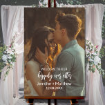 Poster de Boas-vindas ao Casamento Elegante Modern<br><div class="desc">Procurando uma maneira moderna e elegante de receber seus convidados para o seu casamento? Não olhe mais do que este símbolo de boas-vindas do casamento. Com um simples na moda, porém simples, este poster apresenta uma bela fotografia do casal feliz, rodeado por textos personalizáveis em uma fonte chic, moderna e...</div>