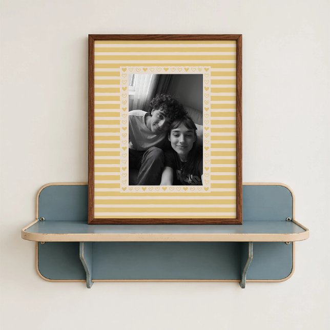 Poster de Borda de Coração Bege Claro - Presente P (Light Beige Heart Border Poster - close-up view (frame/decor not included)
)