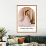 Pôster de Foto de Casamento Clássico com Design Ar<br><div class="desc">Um pôster de foto de casamento atemporal com um layout arqueado clássico com os nomes dos noivos e a data do casamento. Projetado com uma estética limpa e elegante, esta peça destaca seu momento especial em um estilo refinado e minimalista. Perfeito como lembrança de casamento ou presente de aniversário, esta...</div>