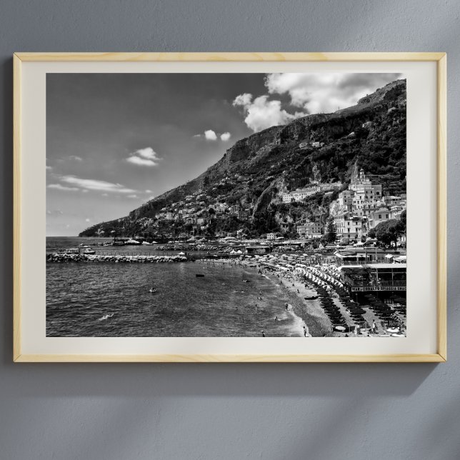 Poster De Fotografia E Preto Costeiro Amalfi (Captivating Amalfi Coast: Timeless Beauty in Striking Black and White Photography.)
