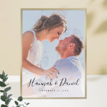 Poster de Fotografias Personalizadas com Script Wh<br><div class="desc">Personalize este poster de fotos personalizado com sua foto favorita! Incluímos texto de exemplo em preto, incluindo nomes próprios em um roteiro animado e caprichoso. Mas, por favor, não se sintam limitados pelo nosso formato de exemplo que usa nomes próprios e uma data! Você pode substituir os nomes de exemplo...</div>