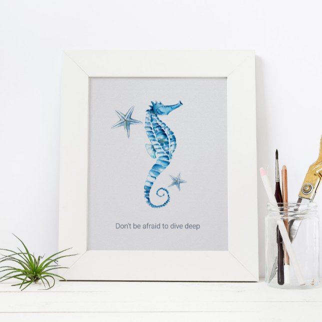Poster de Motivação de Cavalo de Água Tropical (image features a framed custom print poster with seahorse watercolor art by Victoria Grigaliunas)