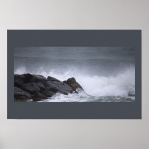 Pôster de ondas do oceano batendo nas rochas