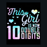 Poster Décimo Aniversário Presente Esta Garota Tem 10 Dup<br><div class="desc">10º Aniversário Presente Esta Garota Tem Agora 10 Dígitos Duplos De Presente De Tie Dye. Presente perfeito para seu pai, mãe, pai, homens, mulheres, amigos e familiares no Dia de Ação de Graças, Dia de Natal, Dia de as mães, Dia de os pais, 4 de julho de 1776 Dia Independente,...</div>