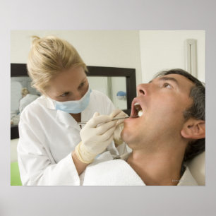 Poster Dentista feminina examinando homem