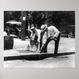 Pôster Derramando uísque em um esgoto, 1930. Foto antiga