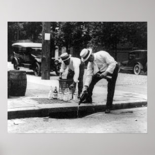 Pôster Derramando uísque em um esgoto, 1930. Foto antiga