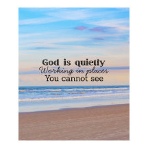 Deus está trabalhando tipografia cristã Bíblico