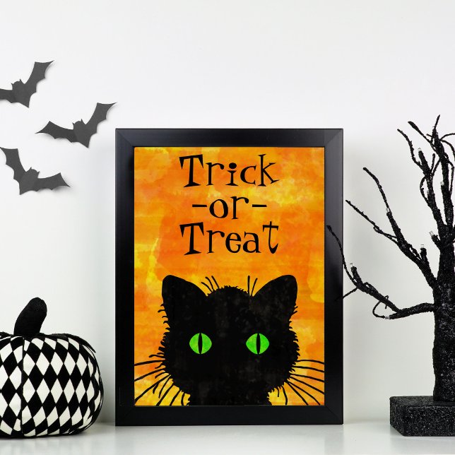 Pôster Dia das Bruxas de Gato Negro Spooky (Small Black Cat with Green Eyes framed with Halloween Decorations)