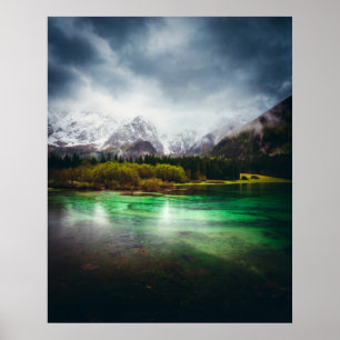 Poster Dia de chuvas impressionante no lago Fusine, Itáli