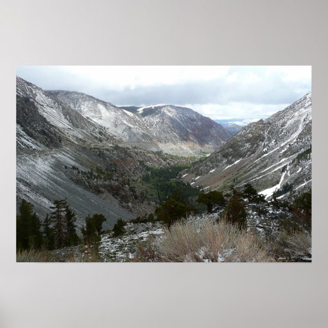 Pôster Dirigindo Através das Montanhas Nevadas de Sierra  (Frente)
