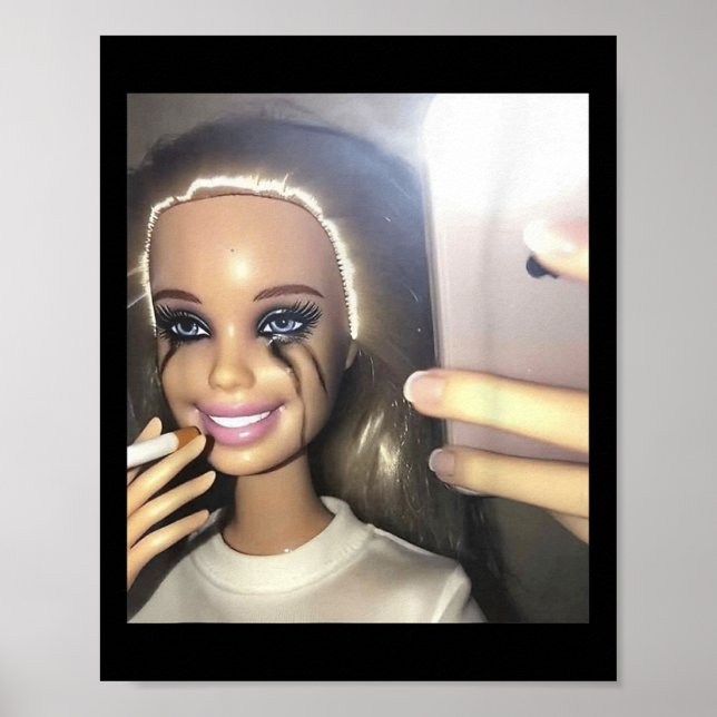 Poster Doll Humor Escura Fumando Selfie Parody (Frente)