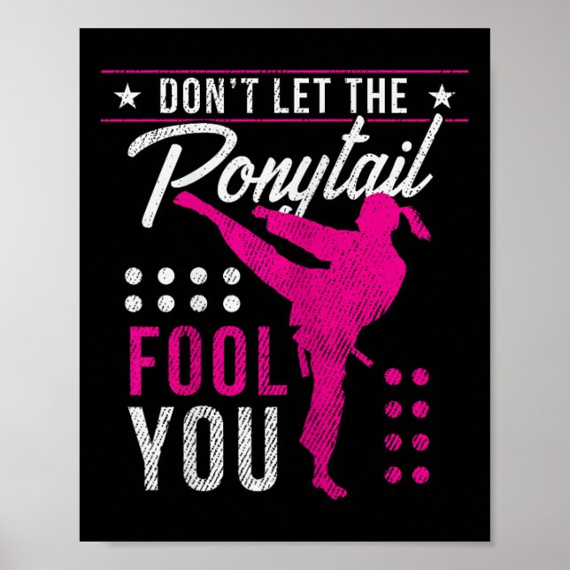 Poster Dont Let The Ponytail Fool You Funny Karate Girl  (Frente)