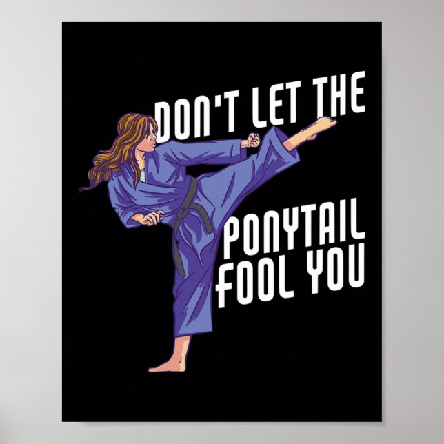 Poster Don't Let The Ponytail Fool You Funny Karate Kickb (Frente)