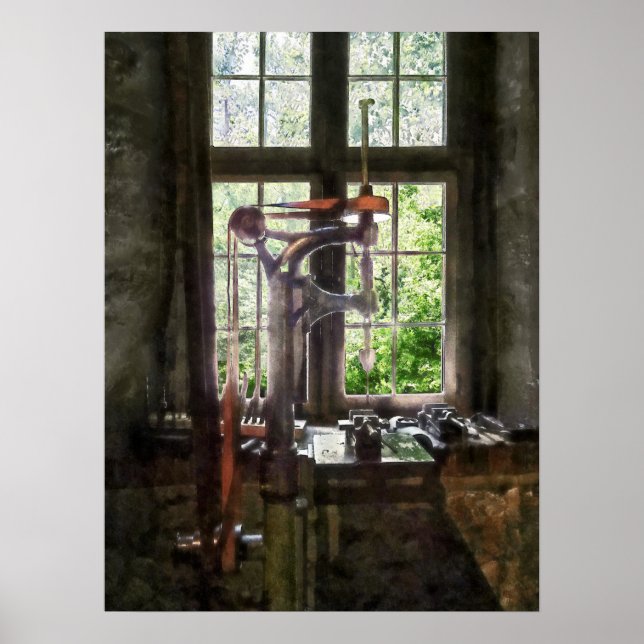 Pôster Drill Press by Window (Frente)