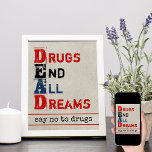 Poster Drogas acabam com sonhos afligidos dizem não à dro<br><div class="desc">Diga não à Poster de Drogas. Mensagem anti-drogas na tipografia angustiada lê MORTO .. Drogas Acabam Com Todos Os Sonhos. Por baixo da sigla,  lê-se "não à droga". A design tem um fundo natural rústico e letras a negrito em vermelho,  preto e azul.</div>