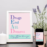 Poster Drogas acabam com sonhos cor-de-rosa dizem não à d<br><div class="desc">Diga não à Poster de Drogas. Mensagem anti-drogas na tipografia desenhada diz MORTO .. Drogas Acabam Com Todos Os Sonhos. Por baixo da sigla,  lê-se "não à droga". O design tem um fundo cor-de-rosa pastel e letras em negrito em roxo,  azul,  lacre e rosa.</div>