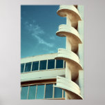 Poster Edifício Art Deco com escadas em espiral<br><div class="desc">Um céu azul atrás de um prédio de deco de arte com uma esteira espiral e muitas janelas.</div>